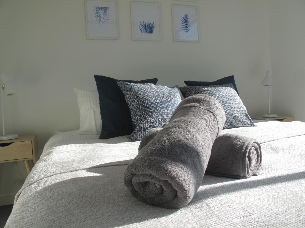 Modern 3 Bedroom Apt With Free Parking, Netflix, Wifi & Welcome Wine By Bnb Pro メルボルン エクステリア 写真