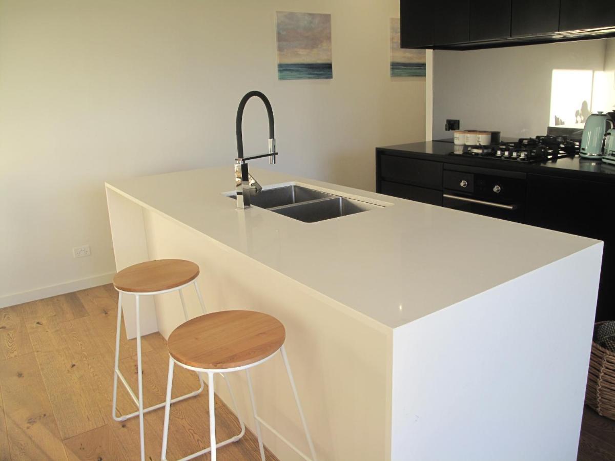 Modern 3 Bedroom Apt With Free Parking, Netflix, Wifi & Welcome Wine By Bnb Pro メルボルン エクステリア 写真