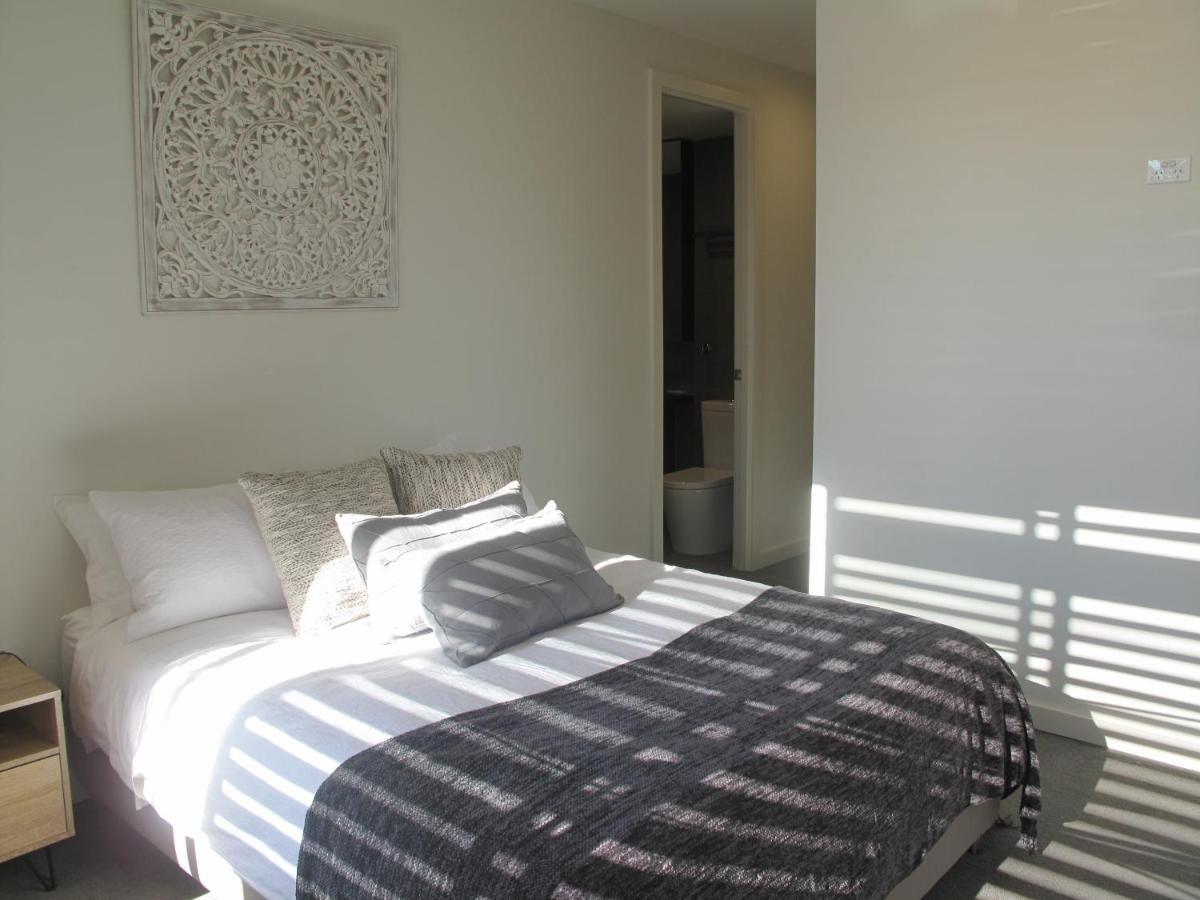 Modern 3 Bedroom Apt With Free Parking, Netflix, Wifi & Welcome Wine By Bnb Pro メルボルン エクステリア 写真