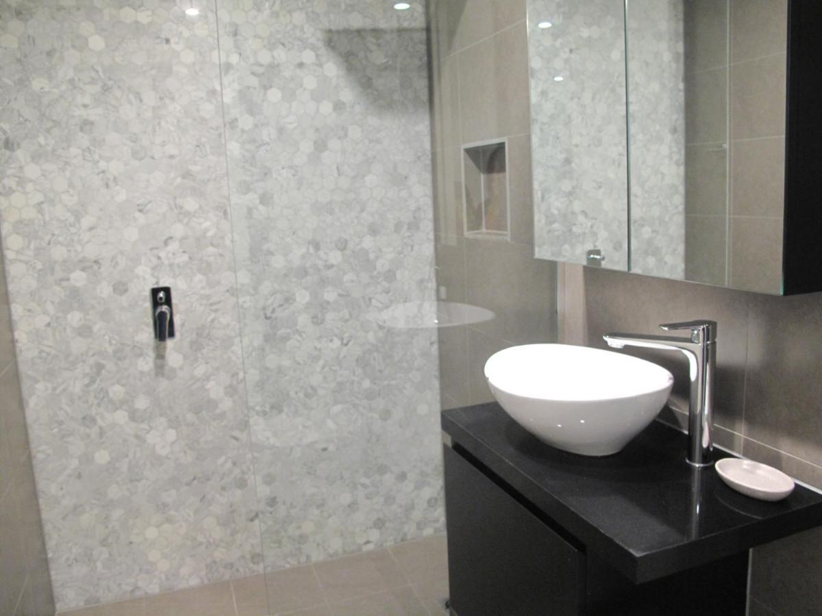 Modern 3 Bedroom Apt With Free Parking, Netflix, Wifi & Welcome Wine By Bnb Pro メルボルン エクステリア 写真