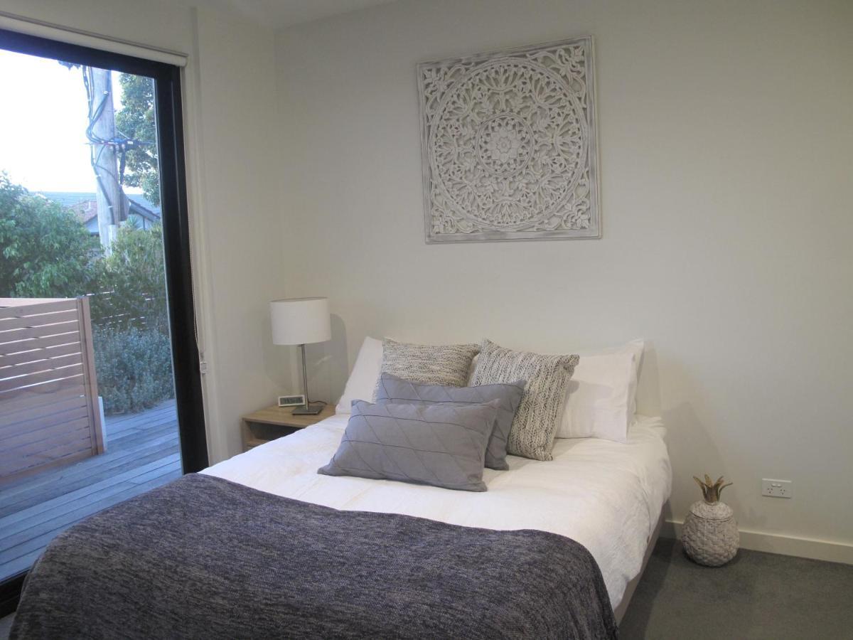 Modern 3 Bedroom Apt With Free Parking, Netflix, Wifi & Welcome Wine By Bnb Pro メルボルン エクステリア 写真