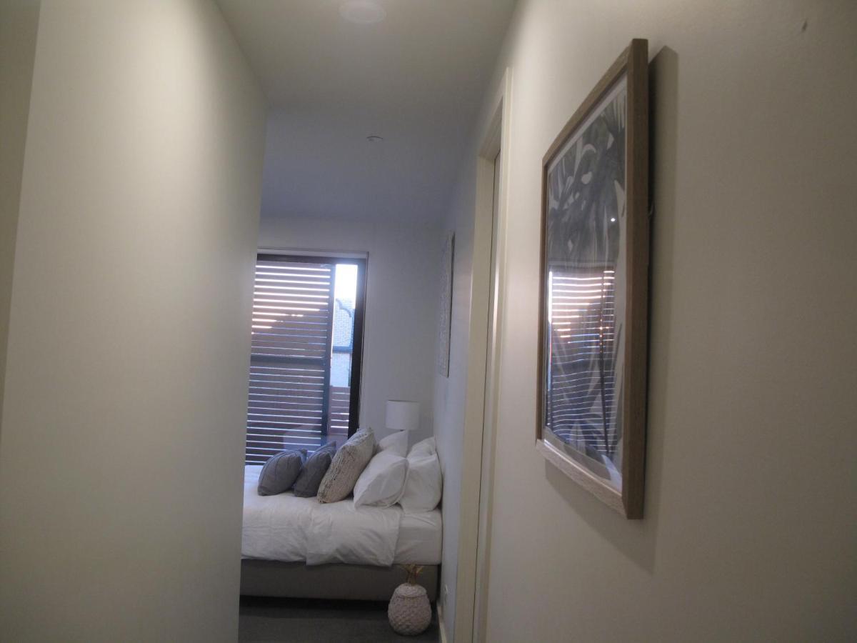 Modern 3 Bedroom Apt With Free Parking, Netflix, Wifi & Welcome Wine By Bnb Pro メルボルン エクステリア 写真