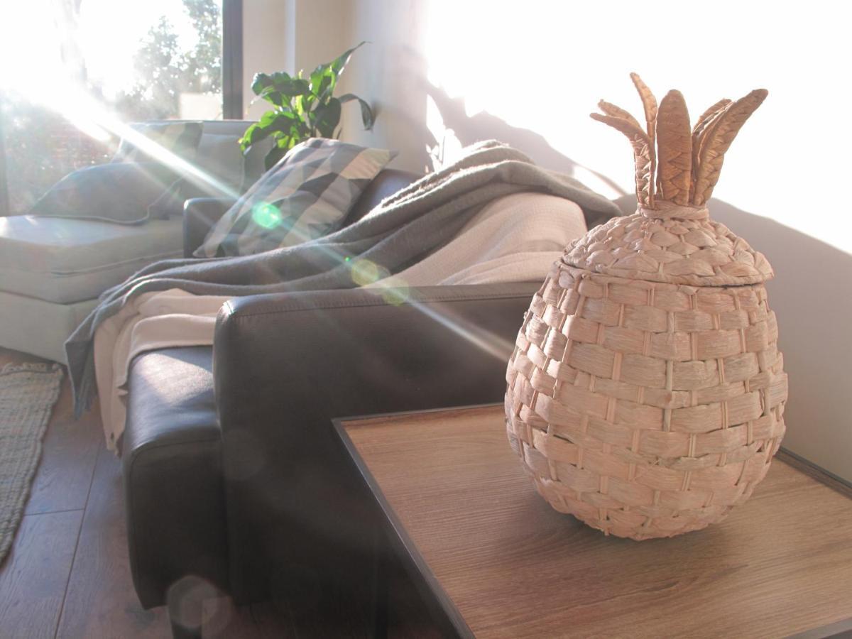 Modern 3 Bedroom Apt With Free Parking, Netflix, Wifi & Welcome Wine By Bnb Pro メルボルン エクステリア 写真