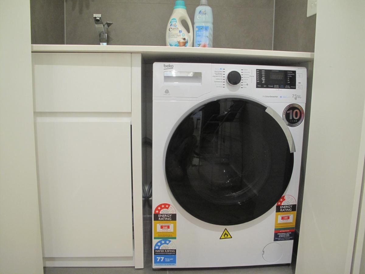 Modern 3 Bedroom Apt With Free Parking, Netflix, Wifi & Welcome Wine By Bnb Pro メルボルン エクステリア 写真