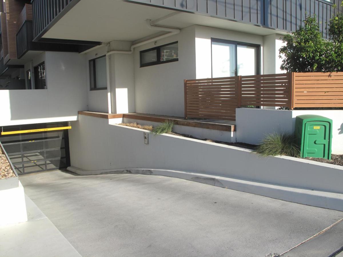 Modern 3 Bedroom Apt With Free Parking, Netflix, Wifi & Welcome Wine By Bnb Pro メルボルン エクステリア 写真