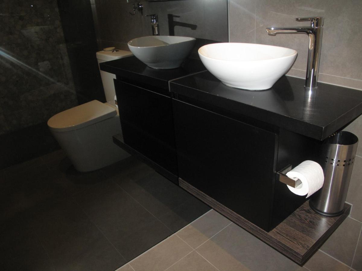 Modern 3 Bedroom Apt With Free Parking, Netflix, Wifi & Welcome Wine By Bnb Pro メルボルン エクステリア 写真